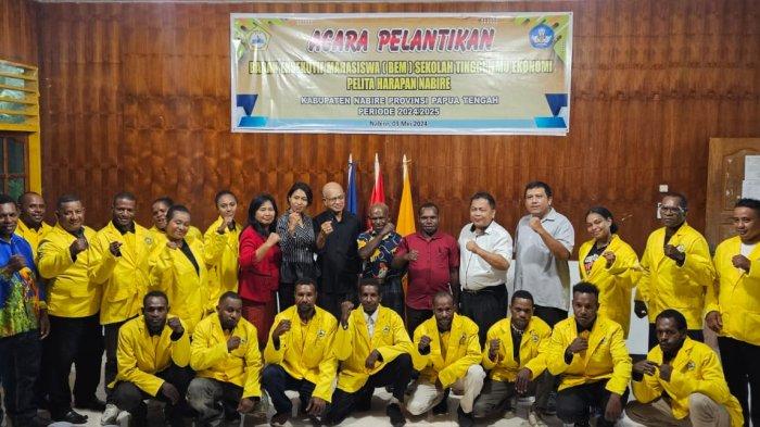 Tampak foto bersama saat pelantikan pengurus BEM STIE Pelita Harapan Nabire.