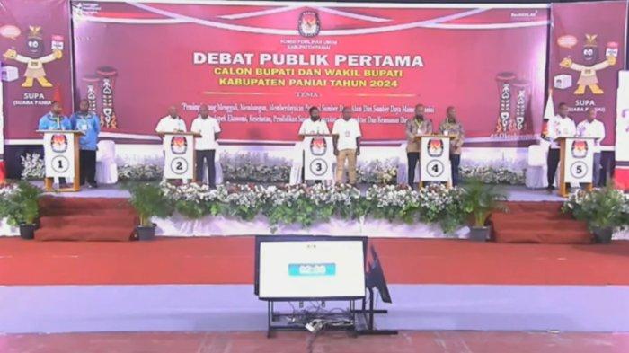 Tampak lima pasangan calon Bupati dan Wakil Bupati Paniai saat mengikuti debat perdana Pilkada 2024.
