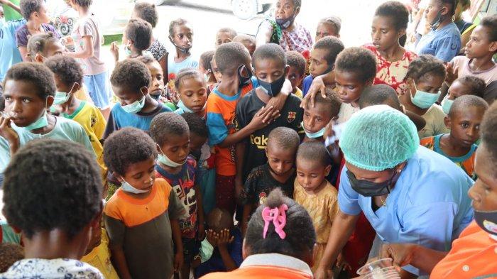 Kondisi anak-anak di tempat pengungsian di Aula Distrik Aitinyo, Kabupaten Maybrat