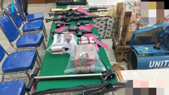 Senjata api dan amunisi yang disita dari Yuni Enumbi, eks TNI yang membelot ke KKB Papua diserahkat ke Kejaksaan Negeri Jayapura, Selasa (27/5/2025).
