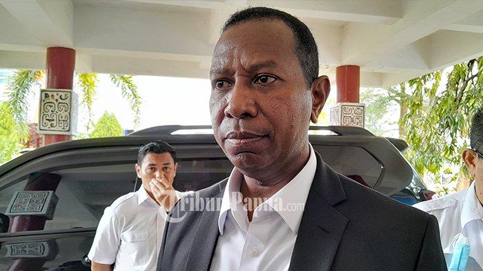 Pj Gubernur Papua Selatan, Apolo Safanpo, saat ditemui di Bandara Mopah Merauke, Papua Selatan. Apolo angkat bicara soal polemik pembentukan MRPS yang saat ini tengah terjadi.
