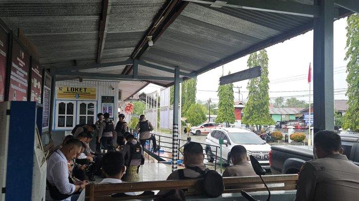 LAPAS NABIRE : Pihak kepolisian sedang mengamankan area luar Lapas kelas IIB Nabire usai 20 napi kabur pada Senin, (2/6/2025). Mereka menerobos sipir lapas dan keluar melalui pintu masuk.