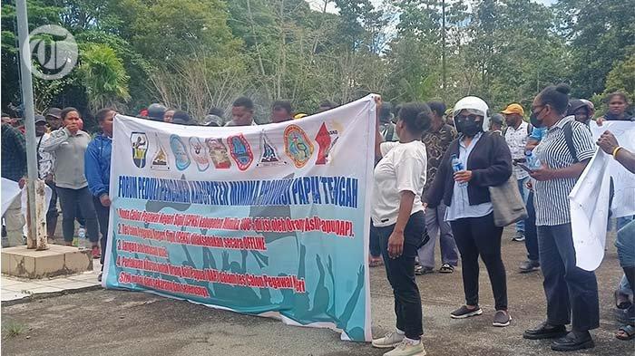 Ratusan orang menggeruduk Kantor Badan Kepegawaian Daerah (BKD) Kabupaten Mimika, di Timika, Papua Tengah, Selasa (27/8/2024). Mereka meminta perlakuan khusus bagi orang asli Papua dalam penerimaan CPNS.
