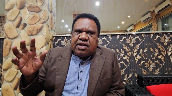 PEMBANGUNAN PAPUA TENGAH: Wakil Ketua III DPR Papua Tengah, Bekies Sonny Kogoya saat wawancara, Jumat, (4/4/2025). Dia mengatakan sektor pendidikan dan kesehatan menjadi faktor utama untuk kemajuan pembangunan di Papua Tengah yang lebih baik.