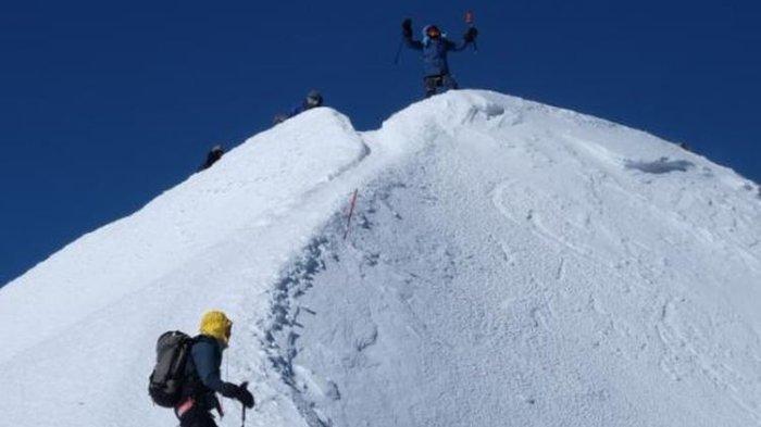 BMKG memperkirakan lapisan es yang berada di Puncak Jaya Papua akan punah beberapa tahun mendatang.