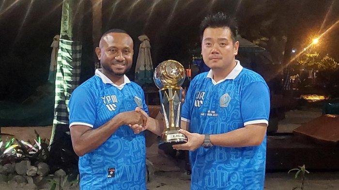 Yan Permenas Mandenas (kiri) pose bersama Komisaris PSBS Biak, Owen Rahadian usai menjuarai Liga 2 musim 2023/2024 di Jakarta.Yan Mandenas mendapat tugas baru sebagai Presiden Klub berjuluk Badai Pasifik. (Dok.MO PSBS Biak)