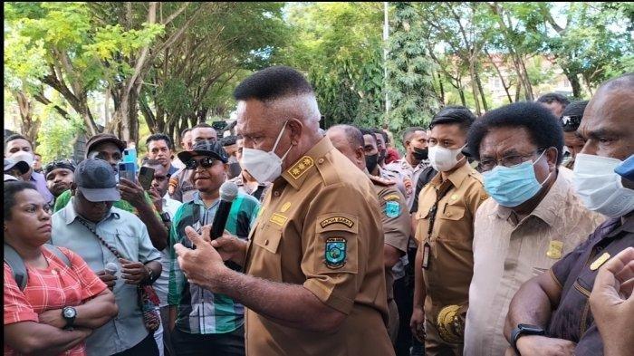 UNJUKRASA: Kantor Badan Kepegawaian Daerah (BKD) Provinsi Papua Barat digeruduk ratusan honorer, Rabu (29/6/2022). Mereka menggelar unjukrasa, lalu diredam PJ Gubernur Papua Barat Paulus Waterpauw.