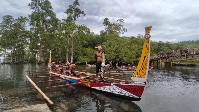 FBMW 2025 : Satu dari 13 perahu tradisional milik sanggar-sanggar seni lokal turut ambil bagian dalam Festival Biak Munara Wampasi(FBMW) 2025. Mereka menghadirkan perahu perang dan juga perahu dagang yang merupakan tradisi para moyang.