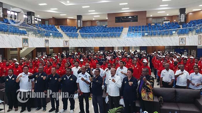 Sebanyak 325 atlet dari 51 disiplin olahraga dilepas langsung oleh Pj Gubernur Papua Ramses Limbong di Aula Sasana Krida Kantor Gubernur Papua, Kota Jayapura pada Rabu (21/8/2024).