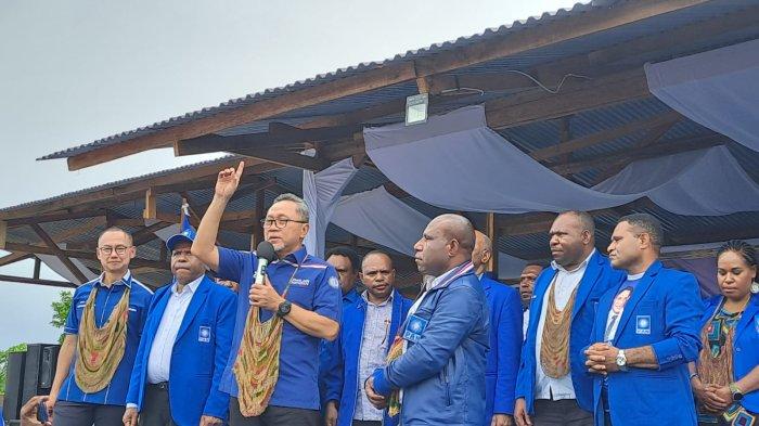Kedatangan Ketua umum DPP Partai Amanat Nasional (PAN) Zulkifli Hasan di Dekai ibu kota Kaupaten Yahukimo, Selasa (23/1/2023) siang, disambut oleh ribuan kader dan simpatisan PAN.