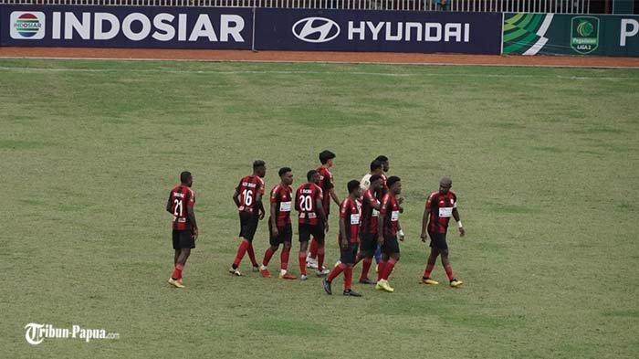 LIGA 2 - Legenda hidup Persipura Jayapura, Boaz Solossa (paling kanan) memimpin timnya pada laga kontra Persibo Bojonegoro partai hidup mati zona degradasi Liga 2 di Stadion Mandala, Kota Jayapura, Papua, Jumat (28/2/2025) sore. Persipura menang 2-1 sekaligus memastikan bertahan di Liga 2 musim depan.