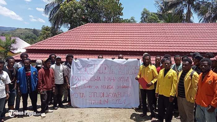 Sejumlah mahasiswa asal Kabupaten Nduga, Lanny jaya, dan Jayawijaya menggelar jumpa pers di Asrama Nimnim Abepura, Kota Jayapura, Selasa (1/10/2024).