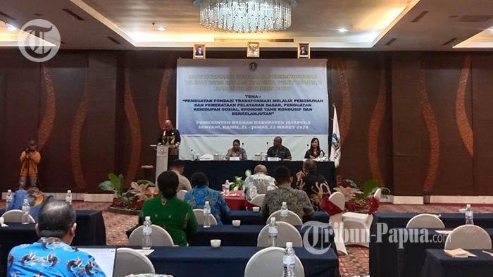 Kepala Bappeda Kabupaten Jayapura, Parson Horota  saat memberikan laporan pelaksanaan musrembang Otonomi Khusus Pemkab Jayapura di salah satu hotel di Sentani, Distrik Sentani