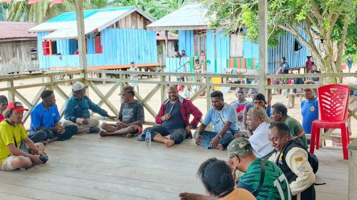 KUNJUNGAN YPMAK - Ketua Pengurus Yayasan Pemberdayaan Masyarakat Amungme Kamoro (YPMAK), Dr Leonardus Tumuka dan rombongan saat tiba Kampung Potowaiburu, Distrik Mimika Barat Jauh, Rabu (19/3/2025).