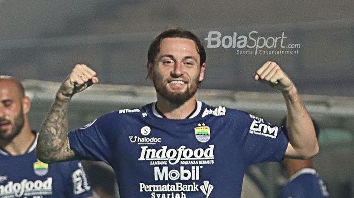 Gelandang Persib Bandung, Marc Klok, melakukan selebrasi seusai timnya menang 1-0 atas Barito Putera dalam laga pekan pertama Liga 1 2021 di Stadion Indomilk, Arena, Tangerang, 4 September 2021.