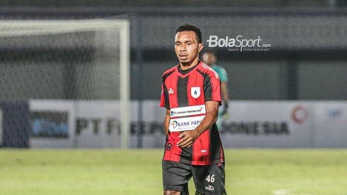 Gelandang Persipura Jayapura, Todd Rivaldo Ferre, sedang bertanding dalam laga pekan ketiga Liga 1 2021 di Stadion Indomilk Arena, Tangerang, Banten, 19 September 2021.