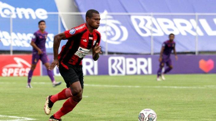 Yustinus Pae, Gelandang Persipura Jayapura.