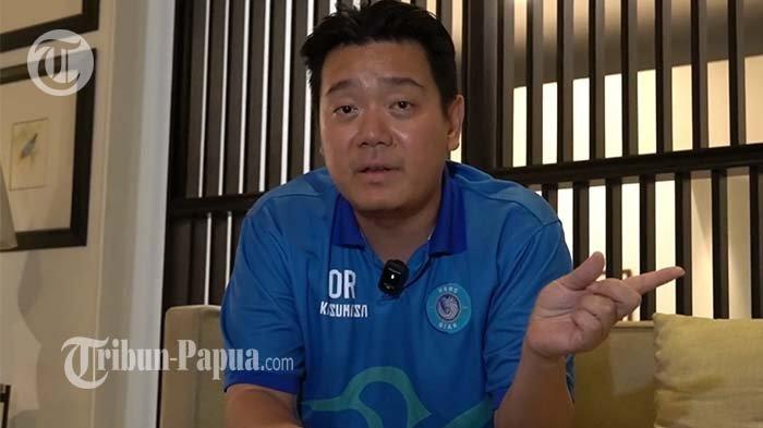 LIGA 1 - Pemilik saham mayoritsa PSBS Biak, Owen Rahadianmemberi keterangan pers terkait situasi terkini internal manajemen PSBS Biak Sentani, Minggu (18/5/2025) malam.
