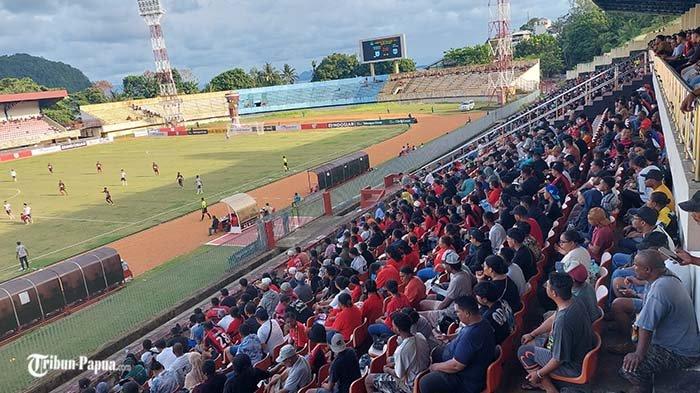 Ribuan penonton memberi dukungan kepada Persipura saat menjamu Rans Nusantara di Stadion Mandala Jayapura, Papua, Kamis (14/11/1014) sore. Persipura menekuk Rans dengan skor 4-0.