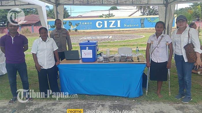 Difabel Nabire menjual sekaligus mempromosikan makanan khas Papua dalam pameran Safari Ramadhan BUMN di Nabire.