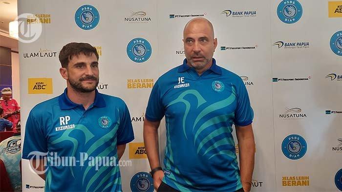 Pelatih PSBS Biak, Juan Esnaider (kanan) di sela peluncuran jersey serta logo klub di Jayapura, Papua, pada Sabtu (27/7/2024).