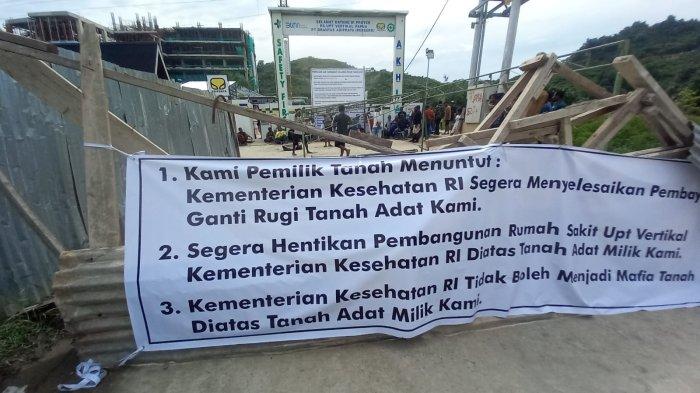 PEMALANGAN - Pemilik Hak Ulayat dari Suku Mebri memblokade atau memalang akses masuk lokasi proyek Rumah Sakit (RS) UPT Vertikal Papua di Kompleks Konya, Lapangan Trikora Distrik Abepura, Kota Jayapura, Provinsi Papua, Selasa (2/7/2024) pagi.