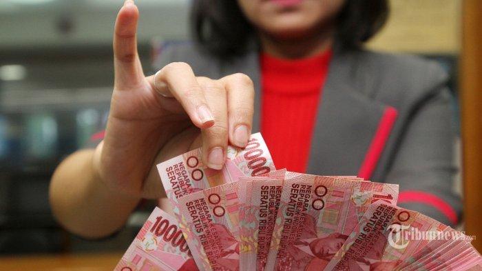 Petugas jasa penukaran uang asing saat menghitung pecahan Rp 100.000 di PT Ayu Masagung, Jakarta Pusat, Kamis (1/3/2018). Nilai tukar rupiah terhadap Dolar AS melemah dan menyentuh Rp 13.761 per Dolar AS.