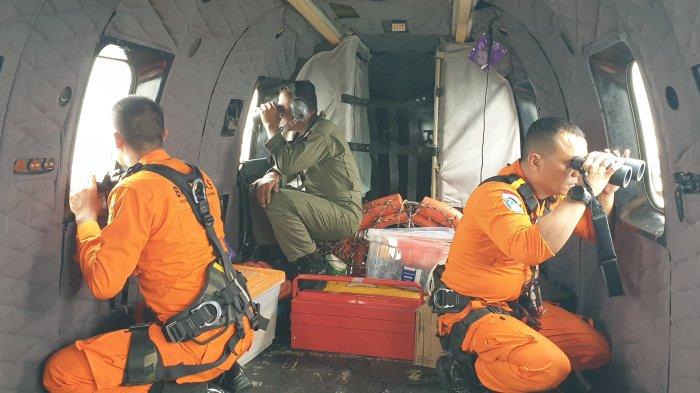 Tim SAR gabungan saat melakukan pencarian menggunakan Helikopter Super Puma H 3211 milik TNI AU, Jumat (26/7/2024).
