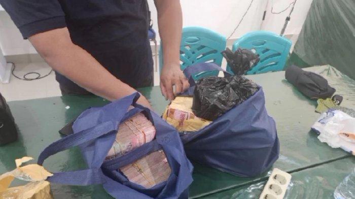 Sentra Gakkumdu menyita barang bukti uang dari seorang wanita yang diduga hendak membagikan uang untuk memenangkan salah satu pasangan calon Cupati Mimika pada Pilkada 2024, Selasa (26/11/2024).