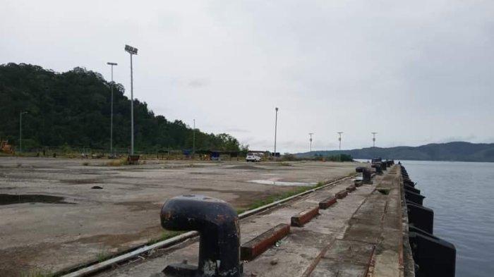 KURANG TERAWAT – Kondisi jalan di Tol Laut dan Pelabuhan Depapre di Distrik Depapre, Kabupaten Jayapura, Provinsi Papua kurang terawat. SElain itu penerangan jalan juga sering dikeluhkan warga.
