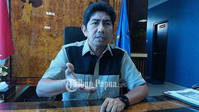 Ketua DPR Papua, Jhony Banua Rouw, kala diwawancara di ruangannya di Kantor DPR Papua, Kamis (1/6/2023). Jhony bicara perjuangan pihaknya melanjutkan kembali program KPS.