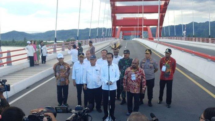 Presiden Joko Widodo beserta rombongan memberi keterangan pers di atas Jembatan Youtefa, Kota Jayapura, Papua, Senin (28/10/2019).
