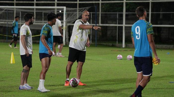 Pelatih PSBS Biak Juan Esnaider memberi arahan dalam sesis latihan di Stadion Gelora Samudera Bali, Minggu.