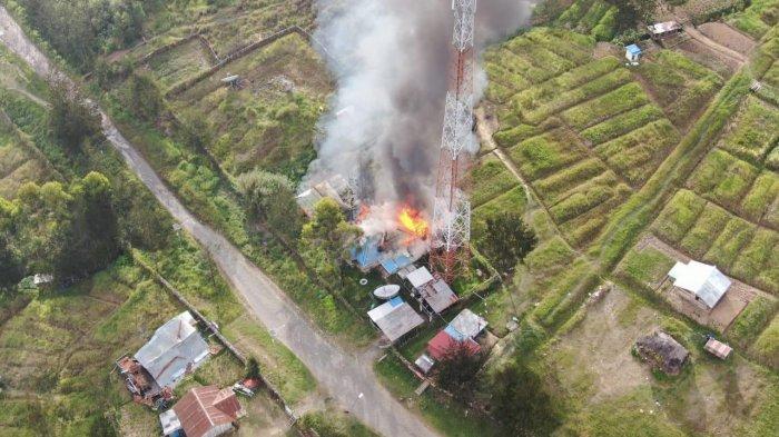 Kelompok Kriminal Bersenjata (KKB) berulah jelang HUT RI, lakukan pembakaran rumah warga dan tower di Kampung Kago, Distrik Ilaga, Kabupaten Puncak, Papua Tengah, Selasa (15/8/2023).