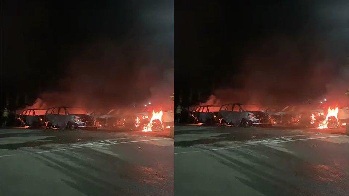 Kolase - tangkapan layar terbakarnya sejumlah mobil di area parkir Kantor DPR Papua, Rabu (23/8/2023) dini hari.