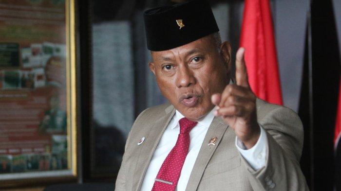 MENANG PEMILU - Ketua DPP Bidang Kehormatan PDI Perjuangan, Komarudin Watubun saat ditemui di sela-sela sosialisasi pengawasan pemilu dan Rakorbid pemenangan pemilu PDI Perjuangan Provinsi Papua akhir pekan tadi. Bagi PDIP, menjadi pemenang di Papua hal wajar karena melakukan persiapan sejak dini.