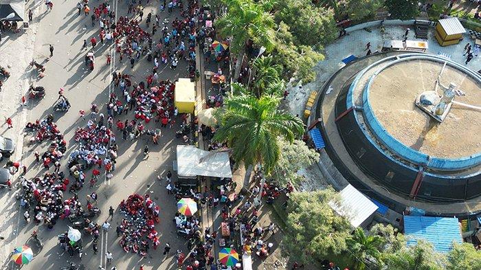 Ribuan peserta lomba gerak jalan Kota Jayapura memenuhi ruang Taman Imbi di Kota Jayapura, Jumat (11/8/2023).