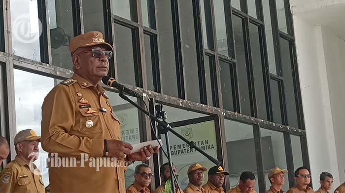 Plt Bupati Mimika Johannes Rettob memberi arahan dalam Apel Pagi di Halaman Kantor Pemerintahan Kabupaten Mimika, Senin (15/7/2024). 