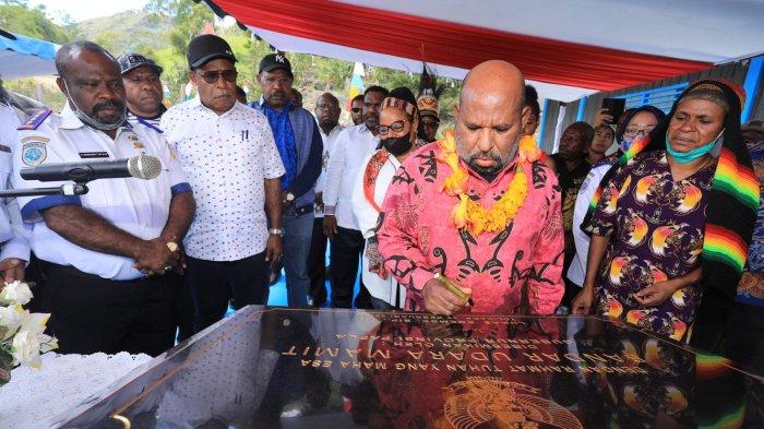Gubernur Papua Lukas Enembe menandatangani prasasti Bandar Udara Mamit, Distrik Mamit, Kabupaten Tolikara. (Dok: Dian Mustika)