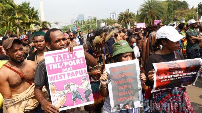 Sejumlah mahasiswa dari Aliansi Anti Rasisme, Kapitalisme, Kolonialisme, dan Militerisme Papua melakukan aksi unjuk rasa di depan Istana Merdeka, Jakarta Pusat, Kamis (22/8/2019). Aksi tersebut sebagai bentuk kecaman atas insiden di Surabaya dan menegaskan masyarakat Papua merupakan manusia yang merdeka.