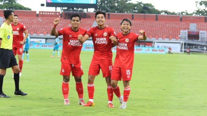 Tiga pemain Semen Padang merayakan gol di babak pertama dalam laga pekan ke-8 BRI Liga 1 di Stadion Kapten I Wayan Dipta, Gianyar, Bali, Jumat (18/10/2024). PSBS menang dalam laga ini dengan skor akhir 3-2. (Dok. Media Ofisial Semen Padang)