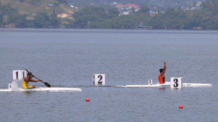 Maizir Riyondra (kanan) berhasil menyumbangkan medali emas untuk Provinsi Riau lewat Cabor dayung kayak nomor 1000 meter putra dan berhasil finish dengan tempo waktu 03:50:198 mengalahkan atlet Jambi dan DKI Jakarta. (Foto: Tribunnews/Jeprima)