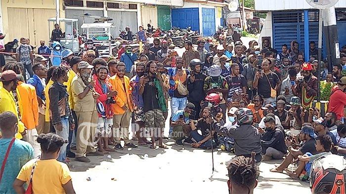 ORASI - Mantan tahanan politik Filep Karma mengatakan, Papua harus merdeka lantaran pelaksanaan Otsus selama 20 tahun telah gagal, dan Daerah Otonomi Khsus (DOB) bukan solusi. Hal ini disampaikan dalam aksi massa di Abepura, Kota Jayapura, Jumat (1/4/2022).