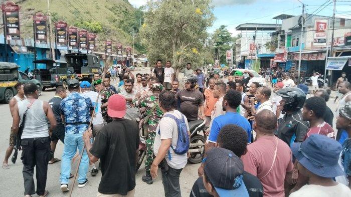 AMUKAN MASSA SENTANI: Personel kepolisian dan TNI mengamankan seorang pria yang menjadi amukan massa di Sentani, Rabu, (2/4/2025). Peristiwa ini diduga dipicu oleh rencana pencurian sepeda motor yang terjadi beberapa hari sebelumnya.
