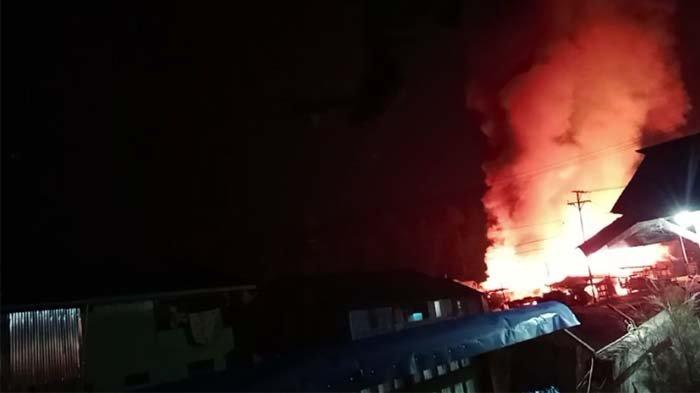 Penembakan disertai pembakaran kios dan rumah gurun terjadi di Kabupaten Paniai, Provinsi Papua Tengah. TNPB-OPM diduga sebagai pelaku. Kontak tembak meletus. Situasi mencekam.