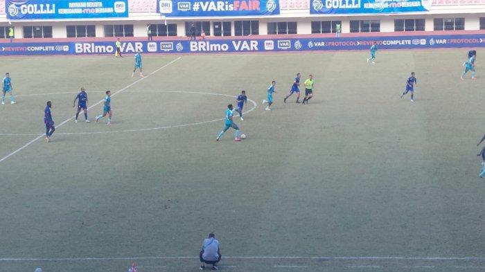 PSBS Biak memimpin laga babak pertama ini. Pemain asingnya, Abel Arganaraz dan Alexandro Perreira mencetak gol di masa sulit.