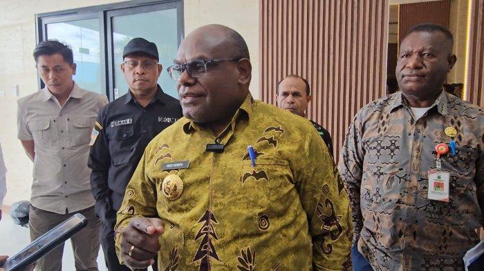 PELANTIKAN KEPALA DAERAH: Gubernur Papua Tengah, Meki Nawipa ketika wawancara, Kamis, (5/6/2025). Ia mengatakan pelantikan Bupati Puncak Jaya akan dilakukan minggu depan.