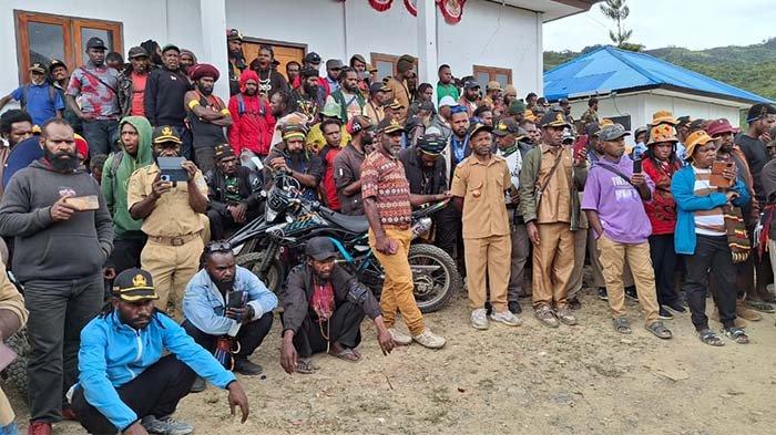 Tampak ratusan warga termasuk kepala kampung di Kabupaten Tolikara menanti pencairan dana desa dari pemerintah daerah setempat.