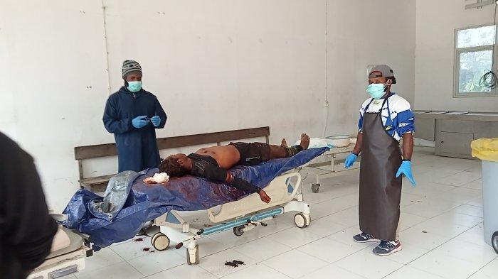 ANGGOTA TPNPB-OPM: Suasana di kamar mayat RSUD Wamena Kabupaten Jayawijaya Provinsi Papua Pegunungan. Seorang anggota TPNPB-OPM yang tewas saat baku tembak dengan aparat gabungan TNI-Polri di Jayawijaya, Senin malam, (9/6/2025). 