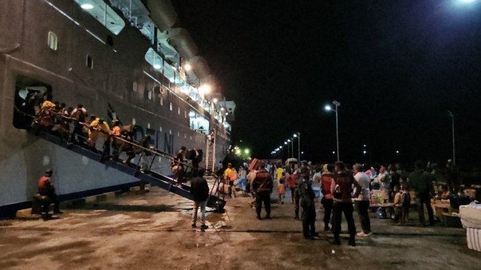 JADWAL KAPAL PELNI - Foto dokumen aktivitas arus mudik Lebaran 2025 di Dermaga Nabire, Sabtu, (29/3/2025). Simak jadwal kapal Pelni rute Ternate ke Bitung Agustus 2025. Cek juga pilihan kapal hingga harganya.